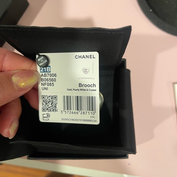 ✨🤍 Beautiful Chanel Heart Pendant 🤍✨ - Picture 4 of 4